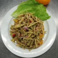 Fotografie jídla Špenátové špecle s tuňákem a zeleninou