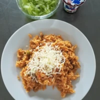 Fotografie jídla Srbské vepřové rizoto, strouhaný sýr, zeleninový salát