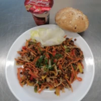 Fotografie jídla Studený čočkový salát, celozrnné pečivo