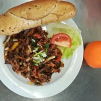 Fotografie jídla Studený čočkový salát, celozrnné pečivo