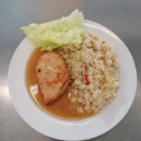 Fotografie jídla Teplý bulgurový salát s gril. kuřecím steakem