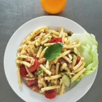 Fotografie jídla Těstovinový salát s krevetami a zeleninou