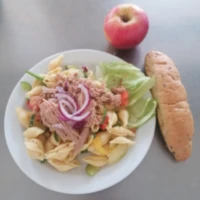 Fotografie jídla Těstovinový salát s tuňákem a zeleninou, pečivo