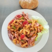 Fotografie jídla Těstovinový salát se šunkou a zeleninou, cereální pečivo