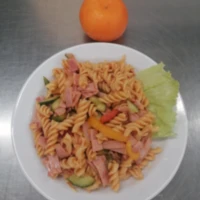 Fotografie jídla Těstovinový salát se šunkou a zeleninou