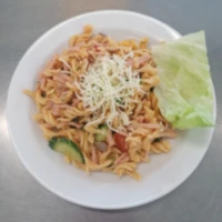 Fotografie jídla Těstovinový salát se šunkou, sýrem a zeleninou