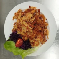 Fotografie jídla Těstoviny s rajčatovým pestem a bazalkou