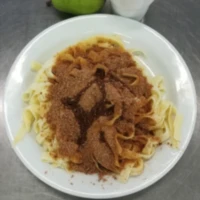 Fotografie jídla Těstoviny sypané perníkem a cukrem, maštěné máslem, ochucené mléko