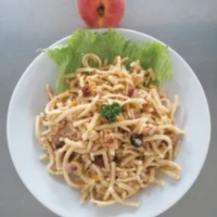 Fotografie jídla Tuňák s těstovinami (tuňák, cibule, olivy, suš. rajčata, kukuřice, česnek, těstoviny)1