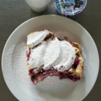 Fotografie jídla Tvarohová žemlovka s lesním ovocem, ochucené mléko