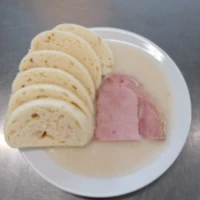 Fotografie jídla Uzená kýta, křenová omáčka, houskový