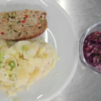 Fotografie jídla Zahradnická sekaná se sojovým masem, vařený brambor, zeleninový salát