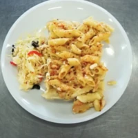 Fotografie jídla Zapečené těstoviny s kuřecím masem a sýrem