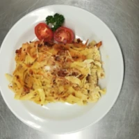 Fotografie jídla Zapečené těstoviny s uzeným masem, sterilovaná okurka