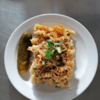 Fotografie jídla Zapečené těstoviny s vepřovým masem, zeleninou a sýrem, sterilovaná okurka