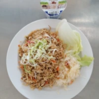 Fotografie jídla Zeleninová rýže (rýže, zelí, paprika, cibule, houby, mrkev, česnek, sójové klíčky), zel. přízdoba