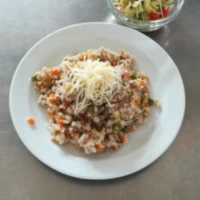 Fotografie jídla Zeleninové krupoto, strouhaný sýr, zeleninový salát