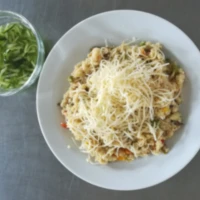 Fotografie jídla Zeleninové kuskusové rizoto se sýrem, okurkový salát