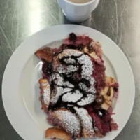 Fotografie jídla Žemlovka s tvarohem a lesním ovocem, ochucené mléko