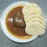 Fotografie jídla Znojemská hovězí pečeně, celozrnný knedlík