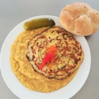 Fotografie jídla Vaječná omeleta, cizrnová kaše, pečivo, sterilovaná okurka