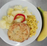 Fotografie jídla Vaječná omeleta se sýrem, kukuřice na másle, vařený brambor