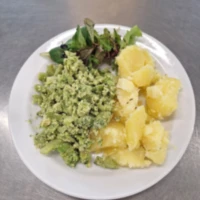 Fotografie jídla Vařená brokolice s míchanými vejci, vařený brambor, zeleninová přízdoba