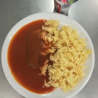 Fotografie jídla Vařené hovězí maso, rajská omáčka, těstoviny