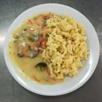 Fotografie jídla Vařené hovězí maso, zeleninová omáčka se smetanou, těstoviny