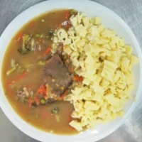 Fotografie jídla Vařené hovězí maso, zeleninová omáčka, těstoviny