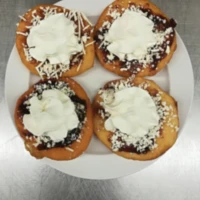 Fotografie jídla Vdolky s povidly, tvrdý tvaroh, vanilkové mléko, ovocný sirup