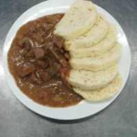 Fotografie jídla Vepřová játra po tyrolsku, celozrnný knedlík