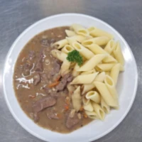 Fotografie jídla Vepřová játra po tyrolsku, těstoviny