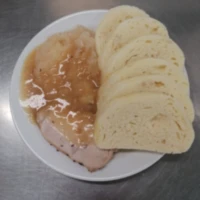 Fotografie jídla Vepřová pečeně po selsku, dušené zelí, houskový knedlík