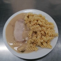 Fotografie jídla Vepřová pečeně ve smetanové znojemské omáčce, těstoviny