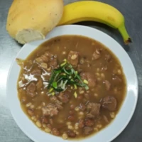 Fotografie jídla Vepřové maso s fazolemi, rozpek s chia semínky