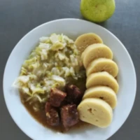 Fotografie jídla Vepřové výpečky, dušené hlávkové zelí, bramborový knedlík