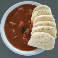 Fotografie jídla Vepřový guláš, celozrnný knedlík