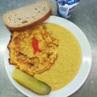 Fotografie jídla Cizrnová kaše, vaječná omeleta se sýrem, sterilovaná okurka, chléb