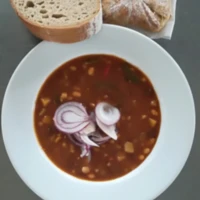 Fotografie jídla Bezmasý fazolový guláš, chléb