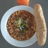 Fotografie jídla Cizrnový guláš s hlívou ústřičnou, sojový rohlík