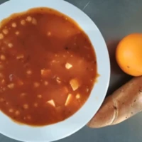 Fotografie jídla Cizrnový guláš s tofu, celozrnné pečivo