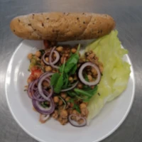 Fotografie jídla Cizrnový salát s tuňákem (+ rajče, okurka), pečivo