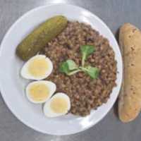 Fotografie jídla Čočka míchaná na kyselo (hnědá, černá, červená), vařené vejce, sterilovaná okurka, sójový rohlík