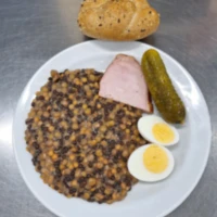 Fotografie jídla Čočka míchaná na kyselo (hnědá,černá.,červená.), vař. vejce, 50g uz.kýta, steril. okurka, pečivo
