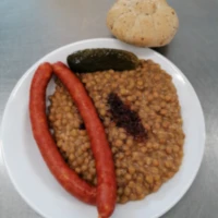 Fotografie jídla Čočka na kyselo, 2ks debrecínský párek, smažená cibulka, sterilovaná okurka, pečivo