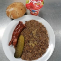 Fotografie jídla Čočka na kyselo, opečená klobása, smažená cibulka, ster. okurka, pečivo