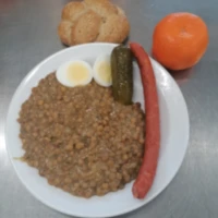 Fotografie jídla Čočka na kyselo, vařené vejce, 50g debrec. párek, celozrnná houska, sterilovaná okurka