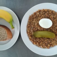 Fotografie jídla Čočka na kyselo, vařené vejce, chléb, sterilovaná okurka