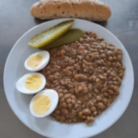 Fotografie jídla Čočka na kyselo, vařené vejce, sterilovaná okurka, pečivo